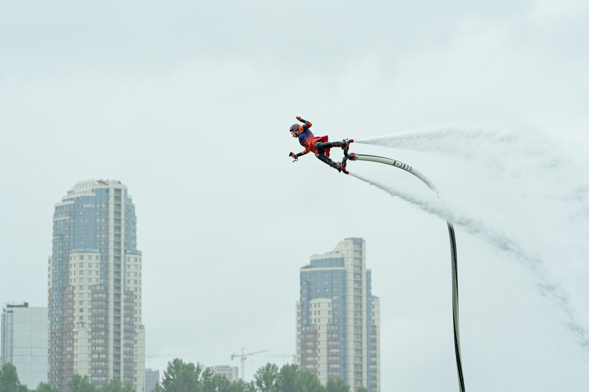 Москва встретила циклон соревнованиями по аквабайку и гидрофлаю