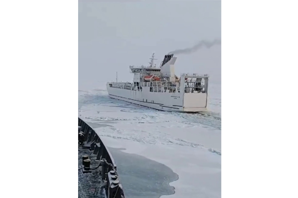 Паромщики своих не бросают: «Александр Деев» освободил из ледового плена «Сахалин-9» - видео