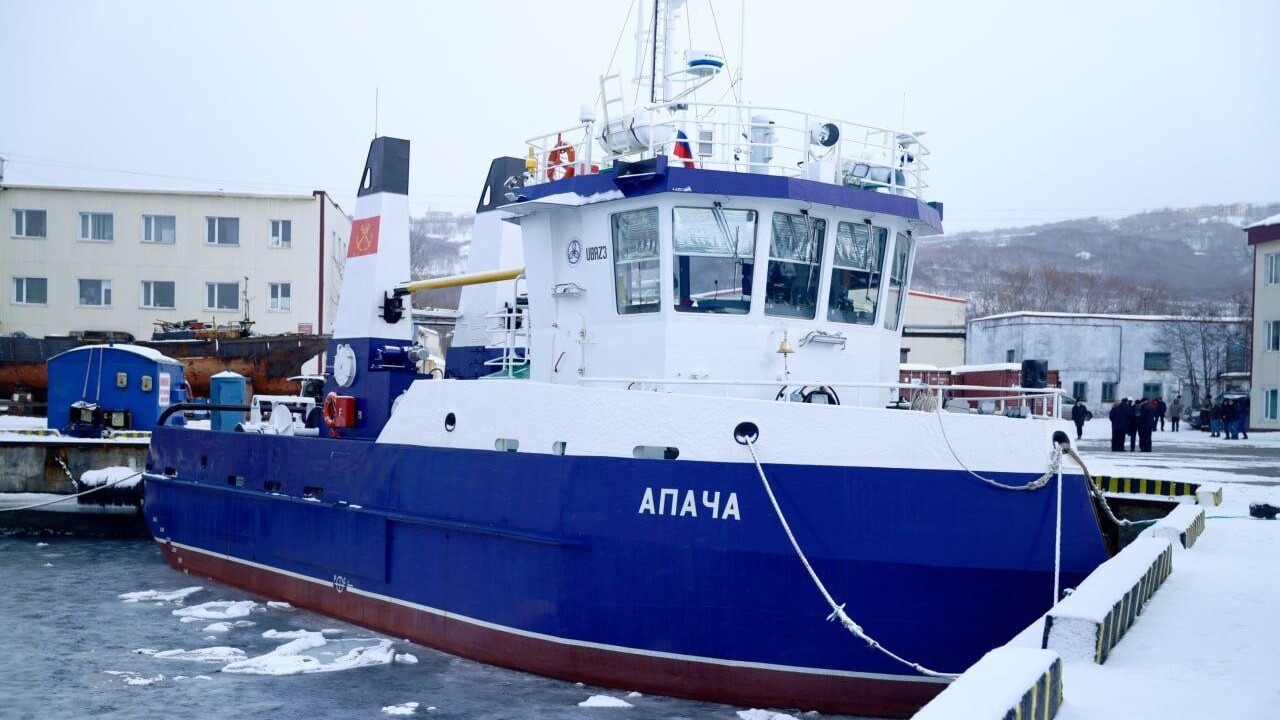 На первом построенном на Камчатке сейнере подняли флаг России