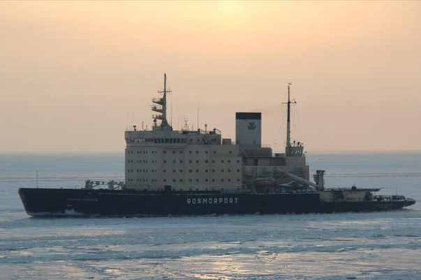 Российские ледоколы вошли в воды Финляндии для помощи застрявшим во льдах судам