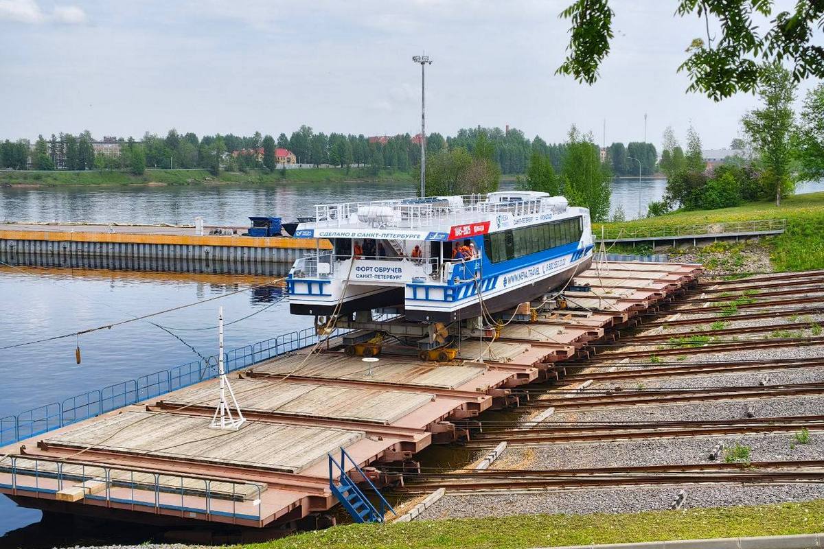 В Петербурге спустили на воду пятый скоростной катамаран проекта 04580 «Форт Обручев»