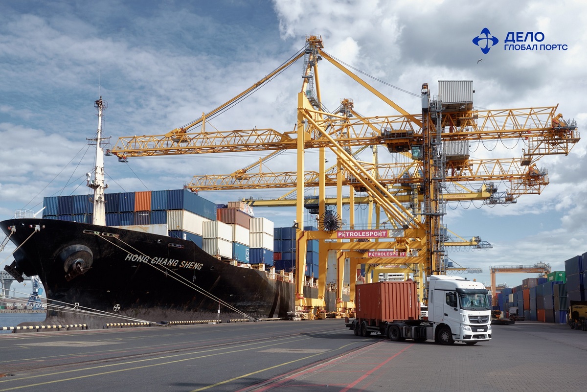 Первый контейнеровоз российской линии отправился в Китай через Арктику после загрузки в «Петролеспорте»