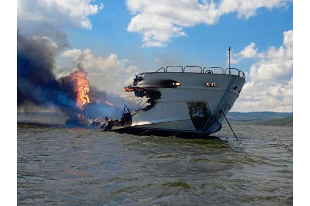 В Саратовской области сгорело регистровое судно