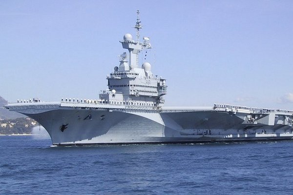 На единственном авианосце Франции «Шарль де Голль» произошел пожар