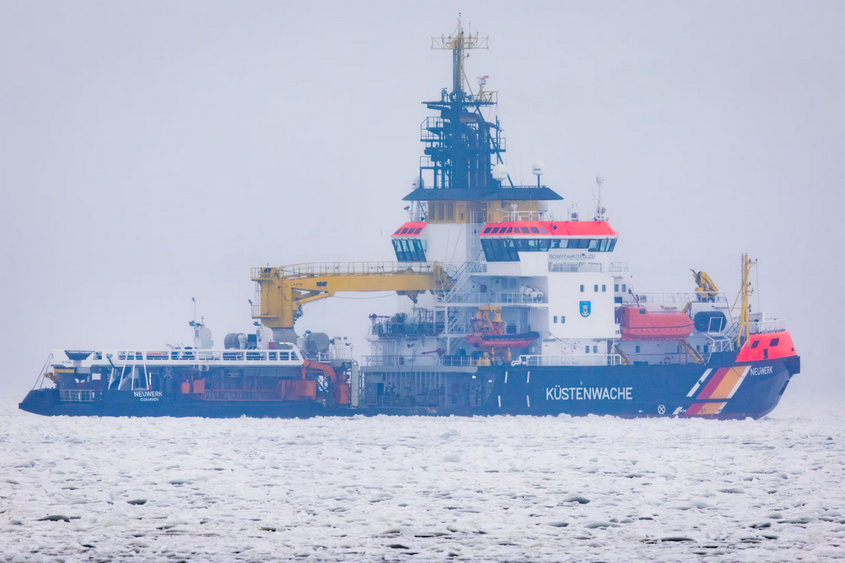 В Германии при обколке льда у СПГ-терминала на Балтике вышло из строя судно Neuwerk
