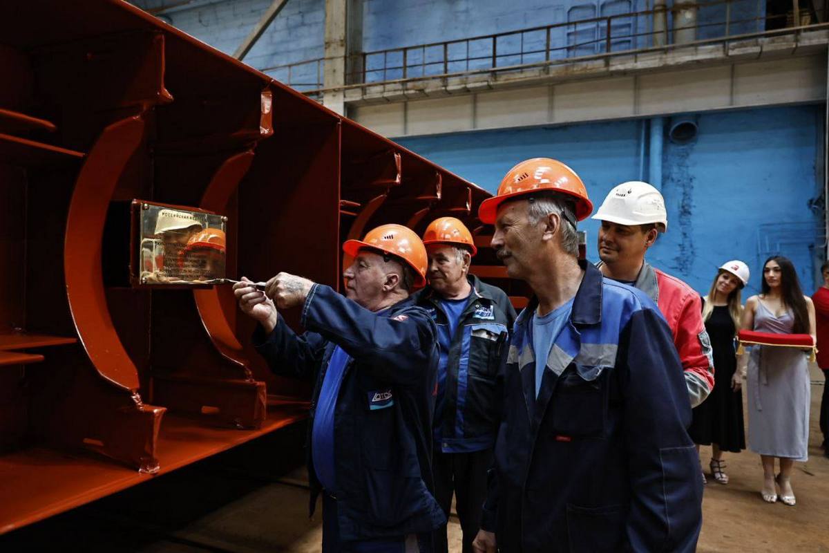 ССЗ «Лотос» спустил на воду земснаряд и заложил два контейнеровоза