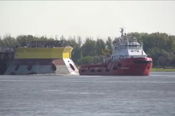 Видео: «Лукойл» приступил к буксировке опорных блоков платформы месторождения им. В.И. Грайфера