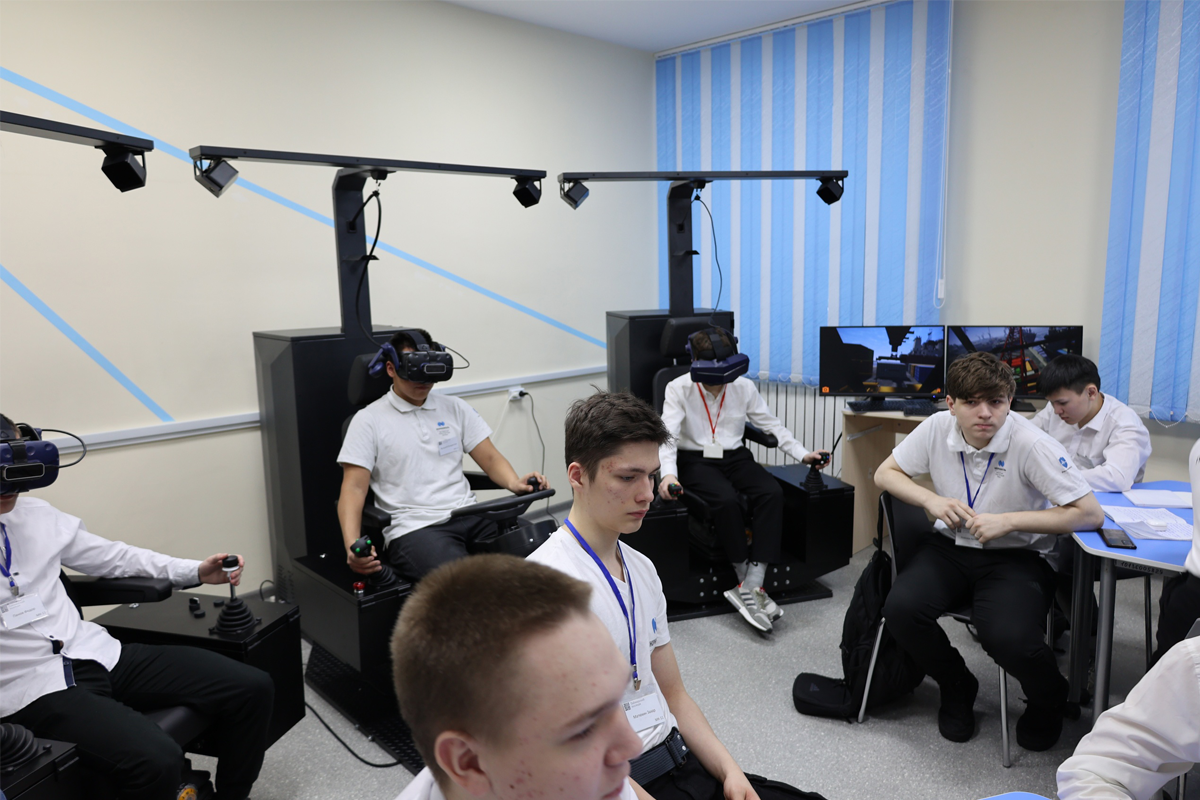 В Таймырском колледже сдают последний экзамен первые крановщики, обученные с помощью VR-технологии