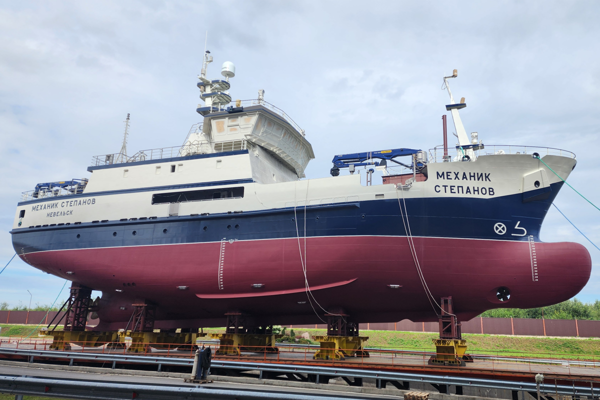В Петербурге спустили на воду два краболова для сахалинских рыбаков
