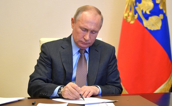 Путин подписал закон о поддержке транспортной отрасли РФ в условиях санкций