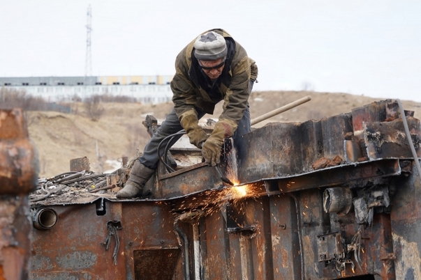 Из акватории порта Магадан удалят затопленные плавзавод и подлодку
