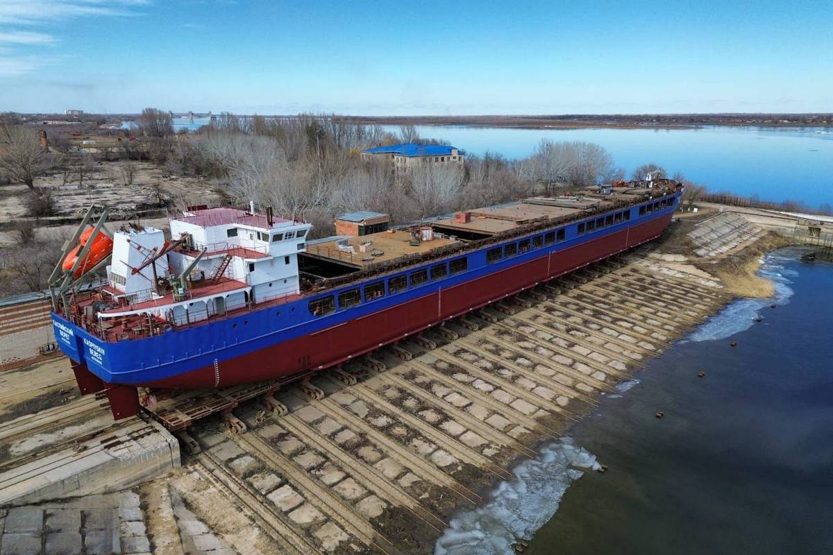 В Астраханской области спустили на воду универсальный сухогруз «Каспийский  берег» - Морские вести России