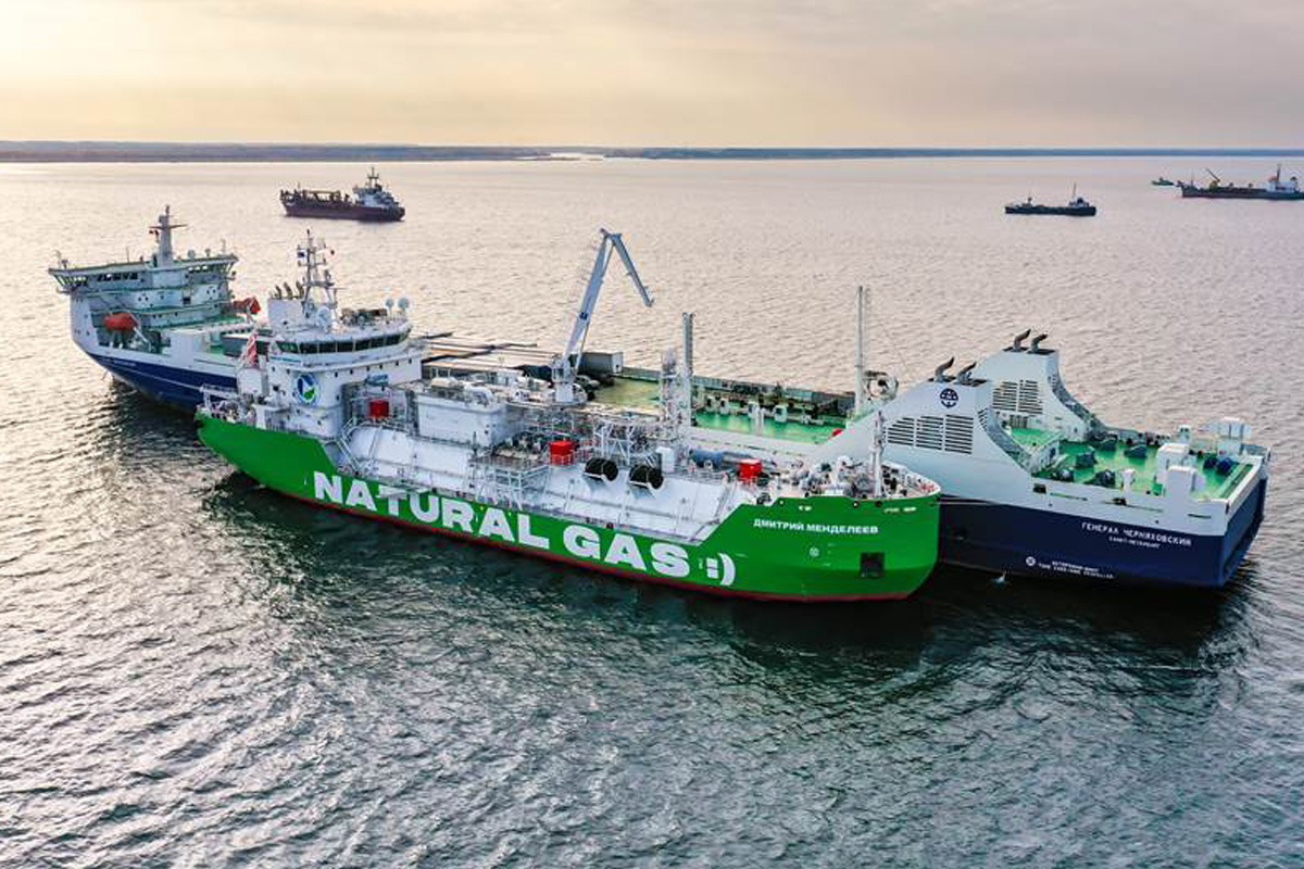 «Газпром нефть» начала заправку экологичным топливом парома из Петербурга в Калининград