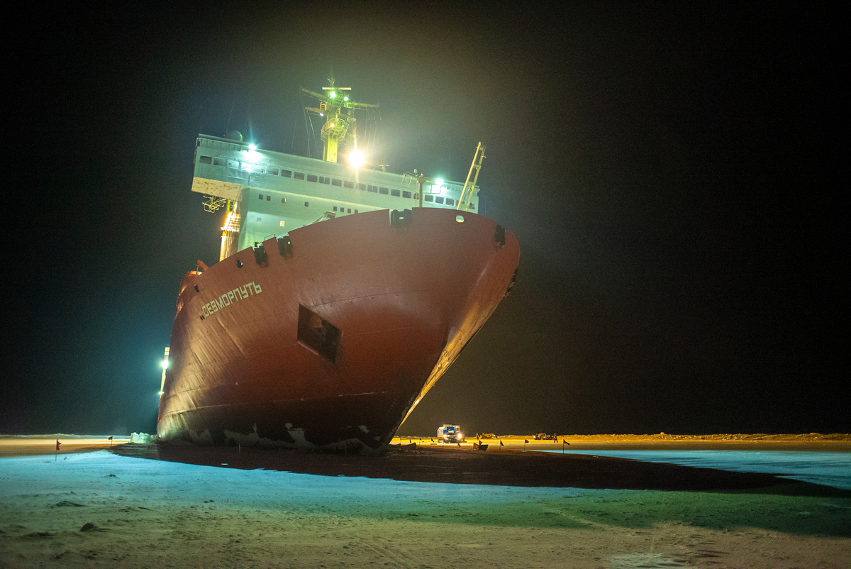 Кабмин: грузооборот по Севморпути превысит плановые показатели на 1,8-2,8 млн т по итогам года