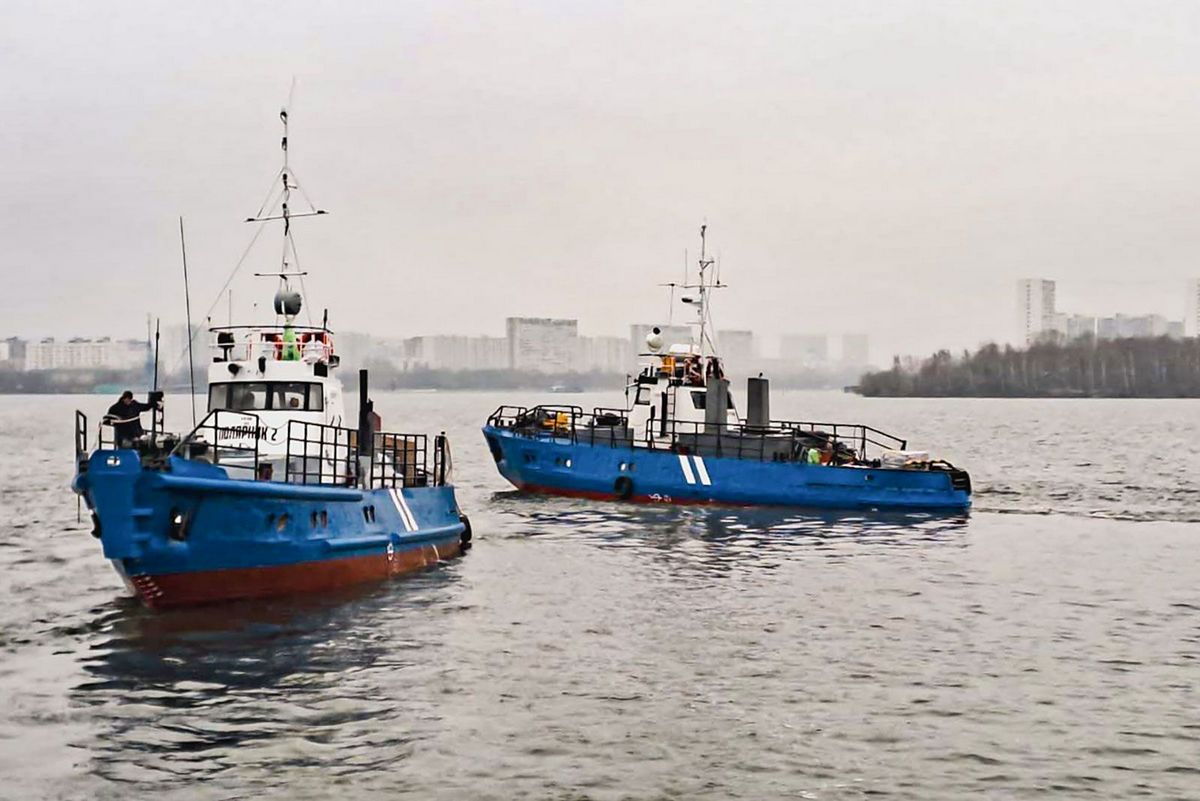В Москве буксиры ледового класса помогают работе пассажирских электросудов 