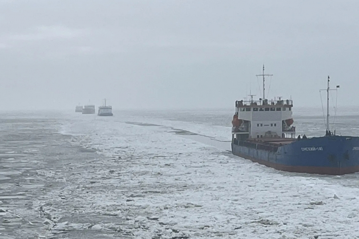 Длина караванов судов за ледоколами в Каспийском море достигает 11 единиц