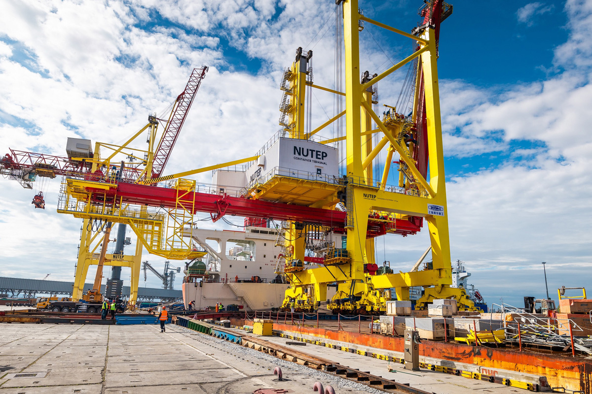 На контейнерный терминал ГК «Дело» в Новороссийске доставлен новый кран STS 