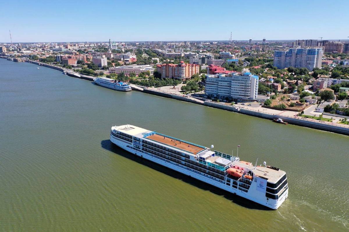 Круизный четырехпалубный лайнер «Петр Великий» отправился на достройку и испытания