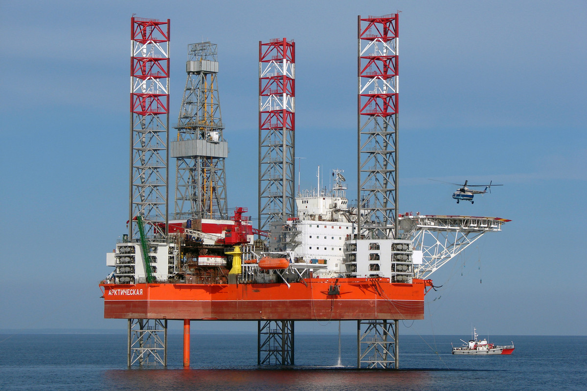 Мурманские таможенники оформили отправление плавучей буровой платформы «Арктическая» 