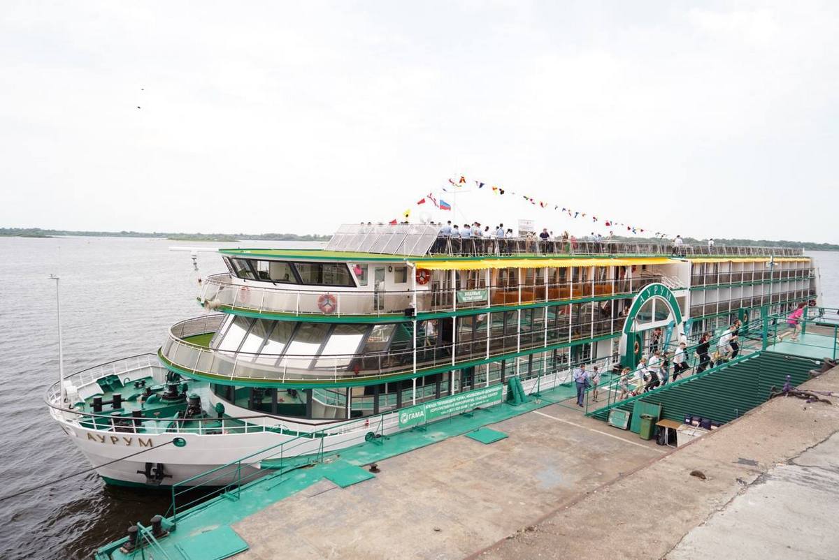 На колесном теплоходе «Аурум» подняли флаг России