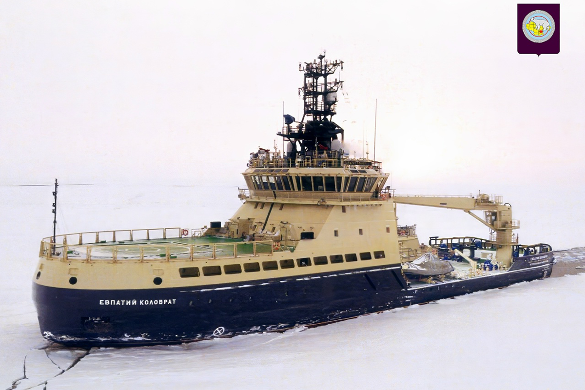 На Чукотке военный ледокол освободил из ледяного плена сухогруз «Мария»