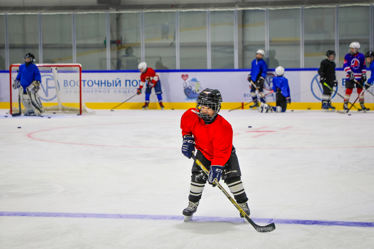 Молодые хоккеисты встают на коньки в новом спортивном комплексе «Восточного порта»