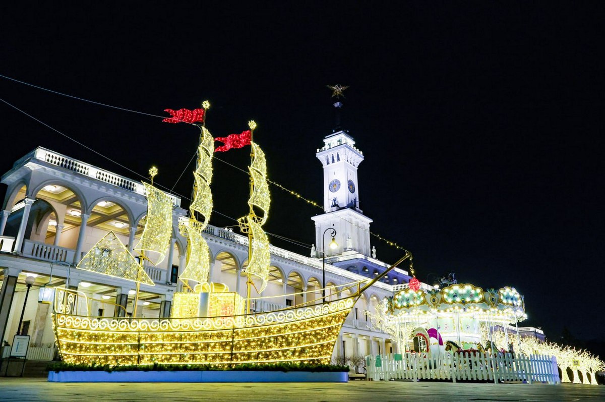 Северный и Южный речные вокзалы Москвы украсили новогодними украшениями