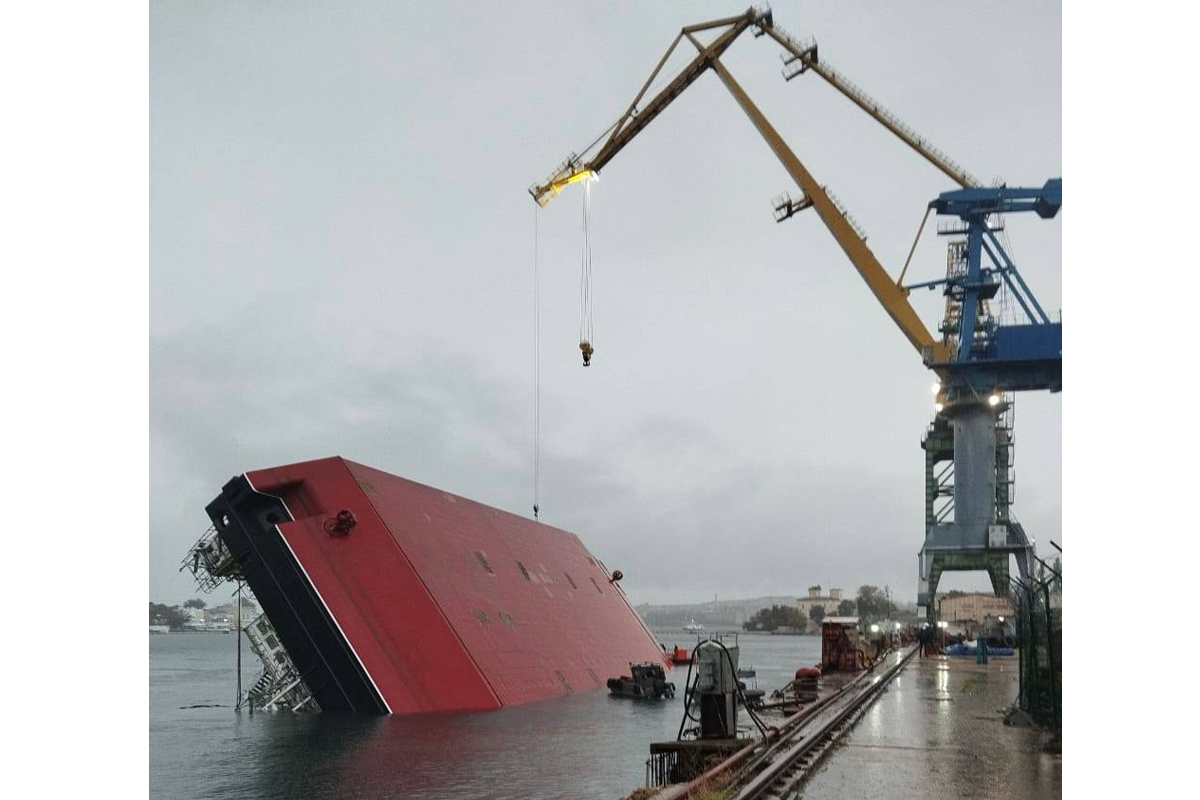 На Севастопольском морском заводе перевернулся плавучий кран, есть погибшие